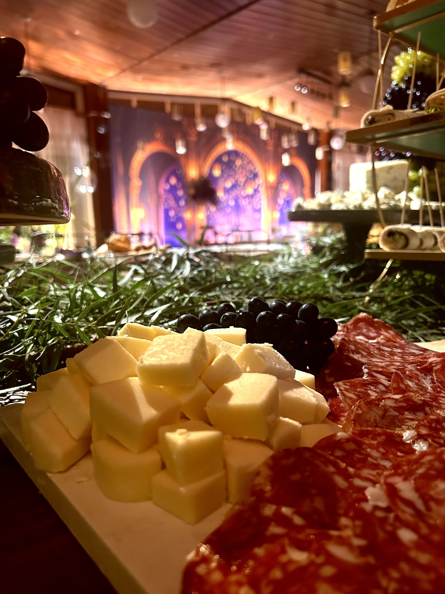 Mesa de frios em festa de XV anos